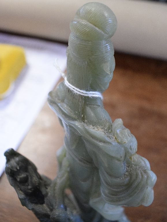 A Chinese green hardstone figure, of a f - Bild 3 aus 5