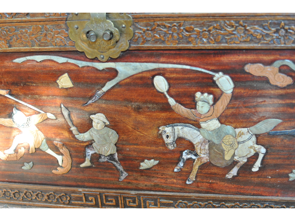 A Chinese camphorwood box, with hardston - Bild 3 aus 5