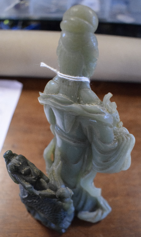 A Chinese green hardstone figure, of a f - Bild 2 aus 5