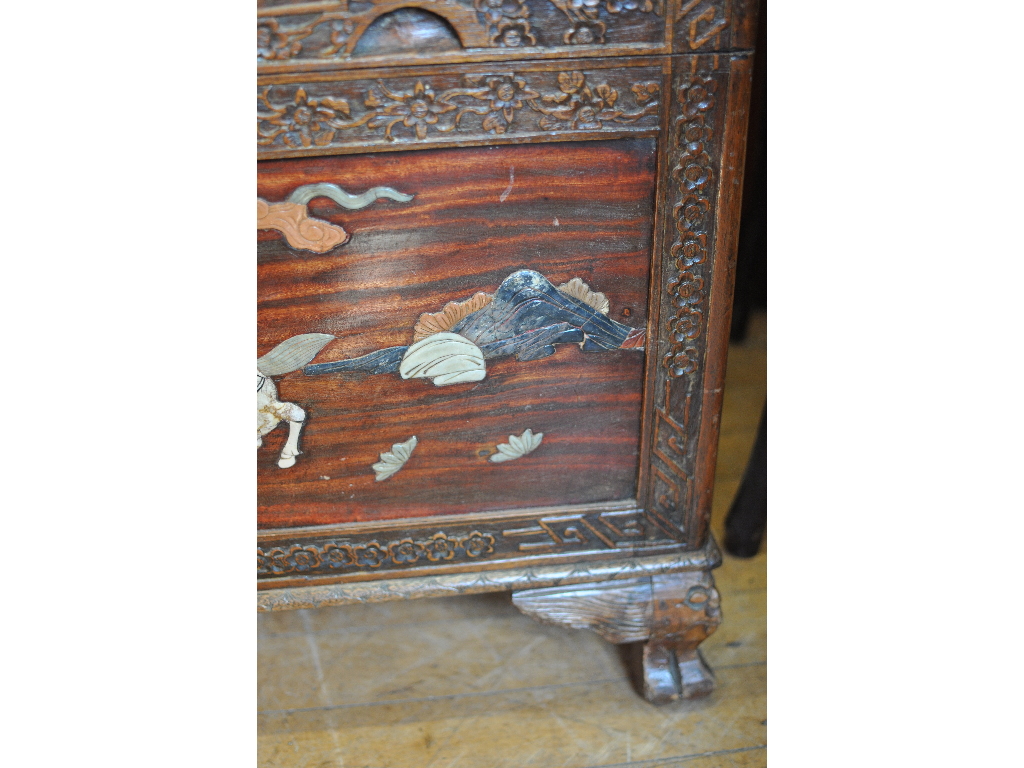 A Chinese camphorwood box, with hardston - Bild 5 aus 5