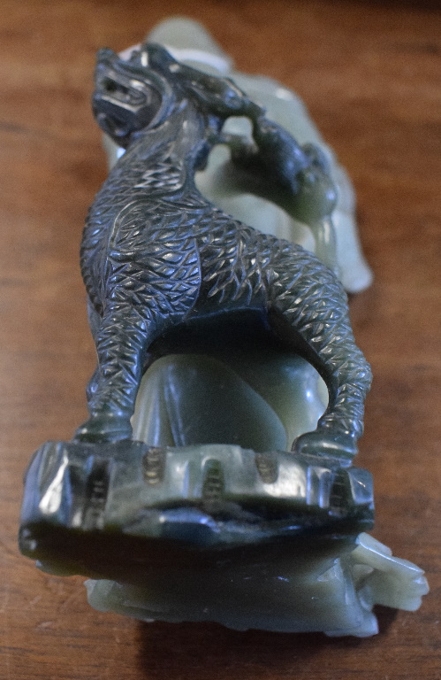 A Chinese green hardstone figure, of a f - Bild 4 aus 5