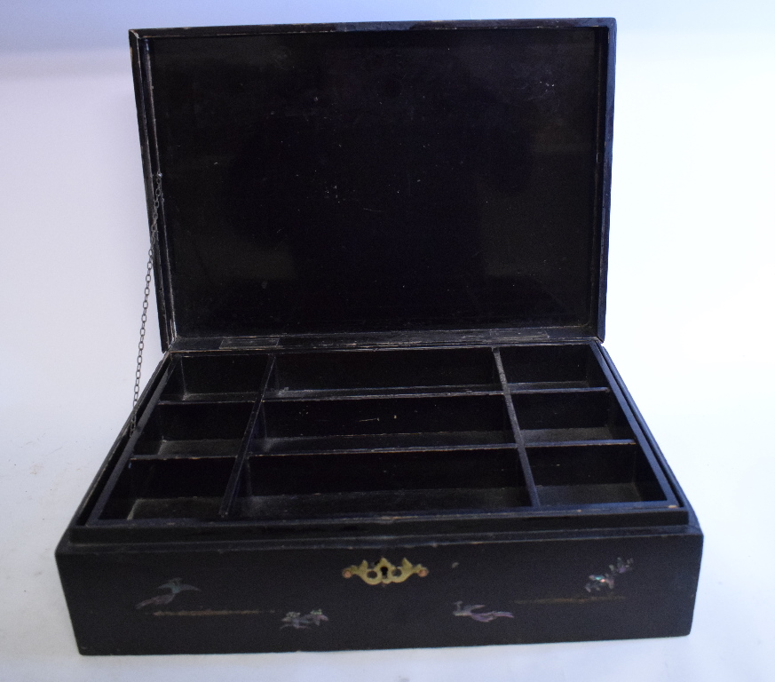 A Japanese lacquer box, with mother of p - Image 2 of 3