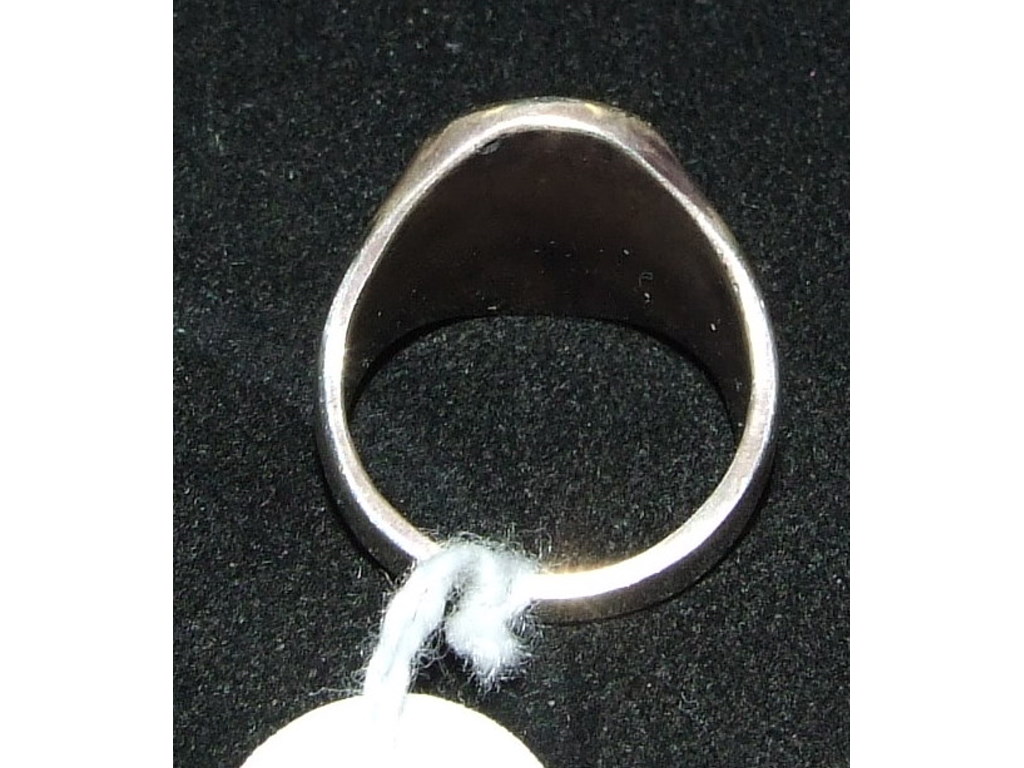 A silver signet ring, approx. ring size - Image 3 of 3