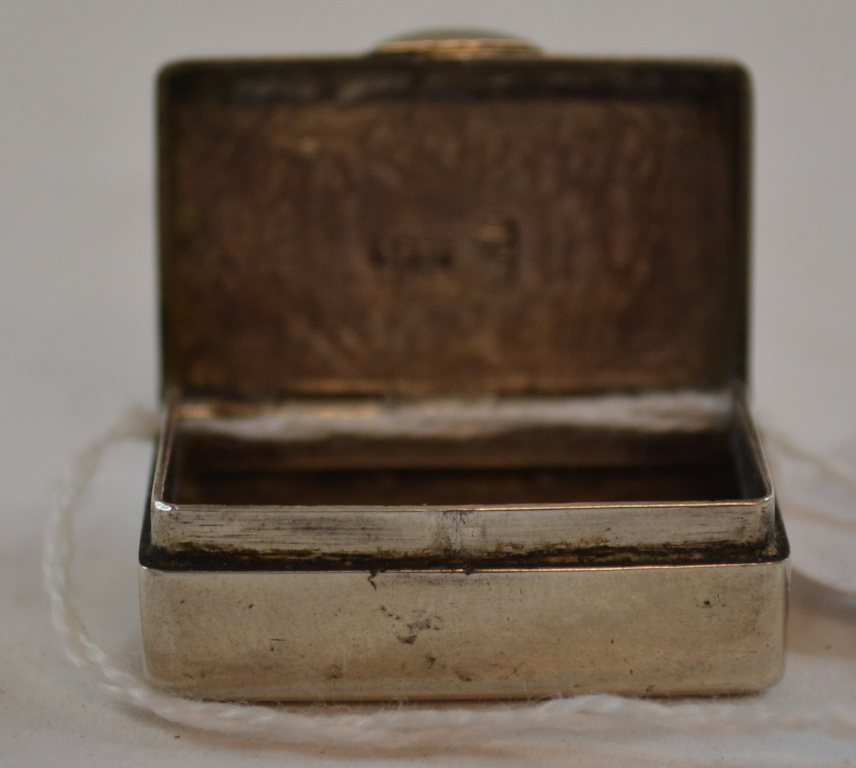 A Chinese silver coloured metal snuffbox - Image 2 of 2