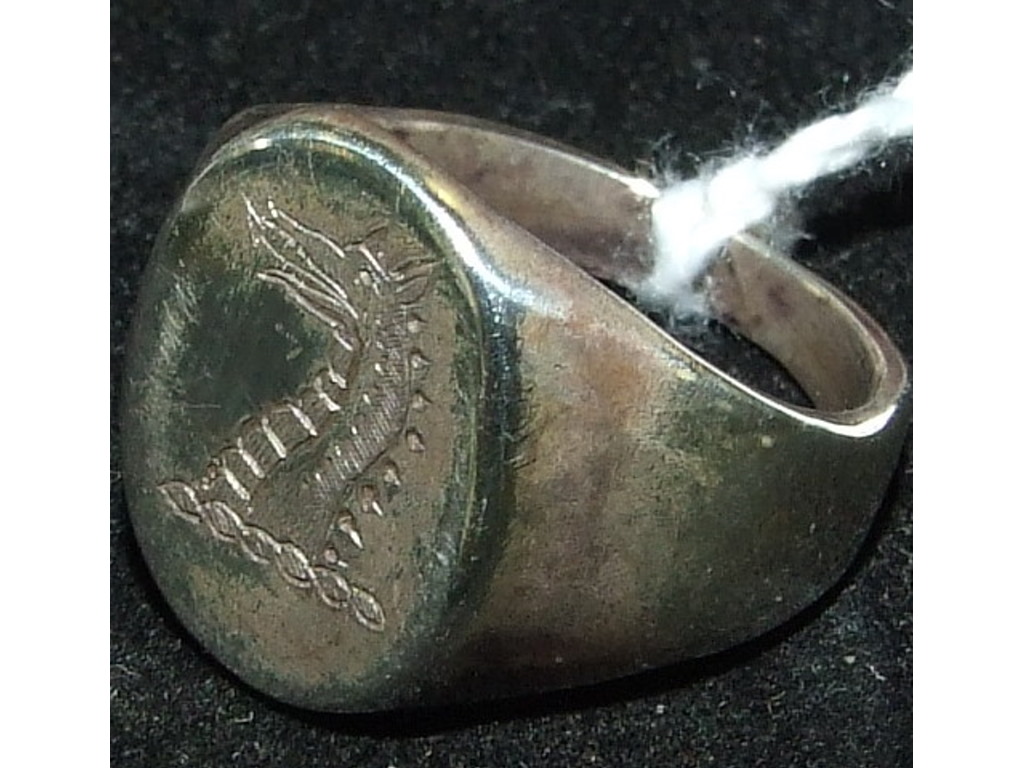 A silver signet ring, approx. ring size - Image 2 of 3