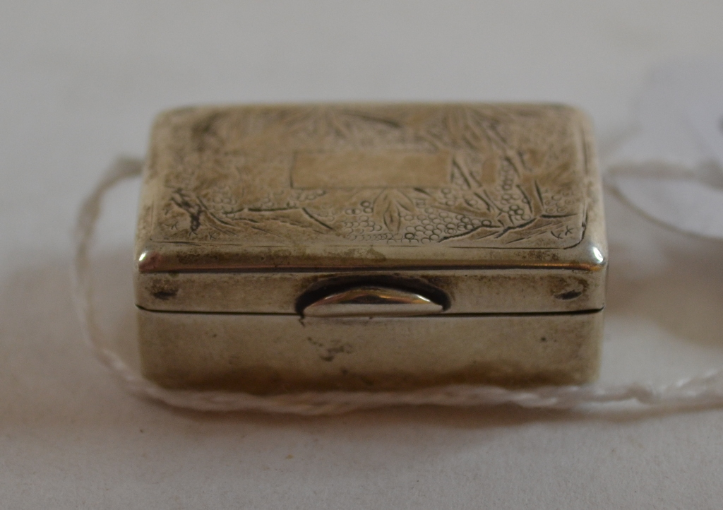 A Chinese silver coloured metal snuffbox