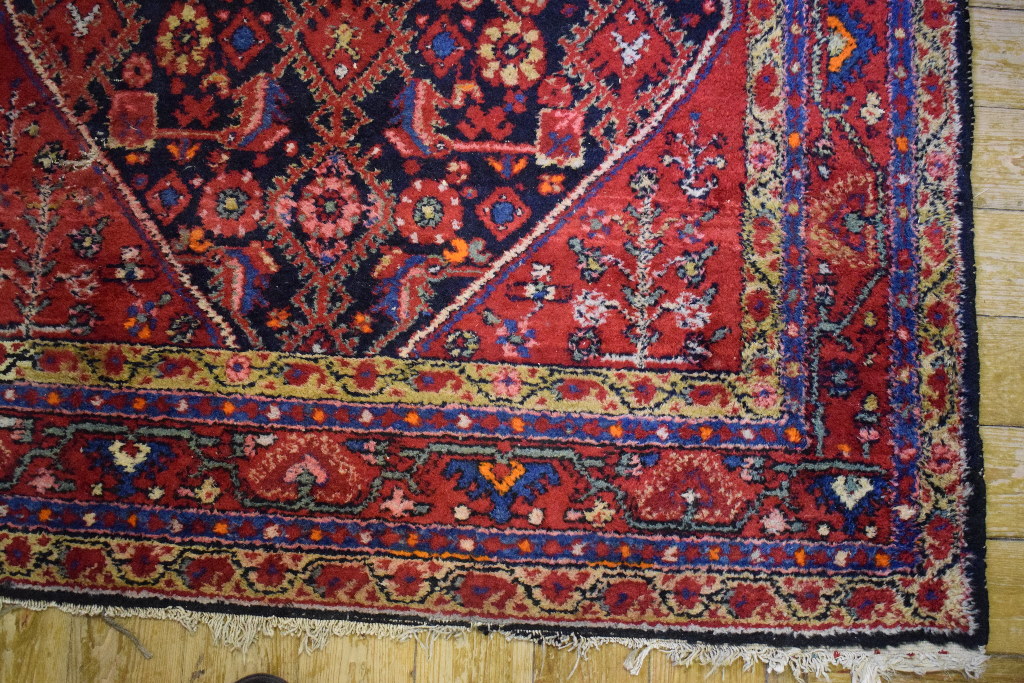 A Persian rug, decorated a central medallion on a red ground, within a multi border, - Bild 2 aus 4