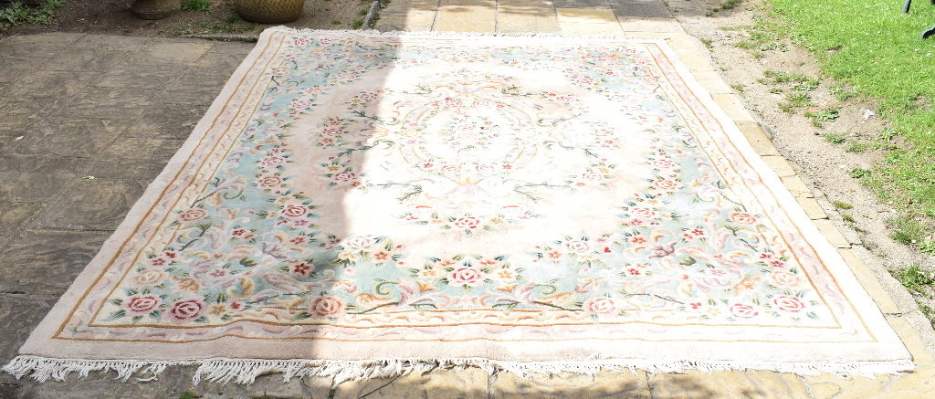 A large Chinese rug, - Bild 2 aus 4