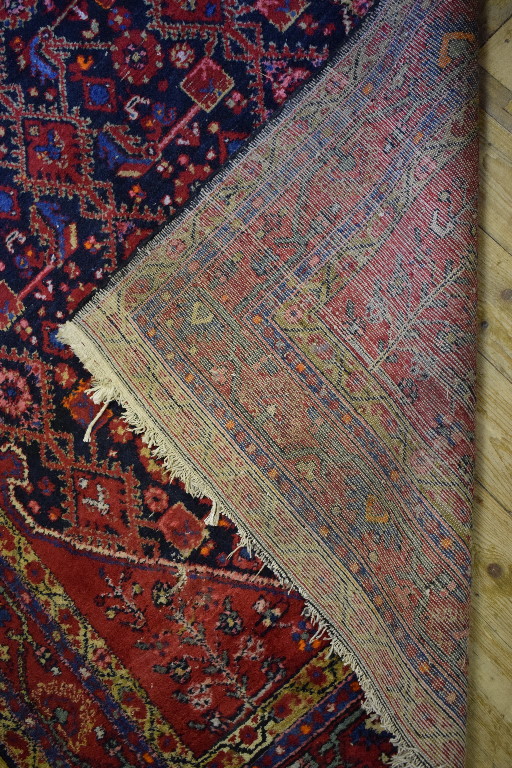 A Persian rug, decorated a central medallion on a red ground, within a multi border, - Bild 4 aus 4