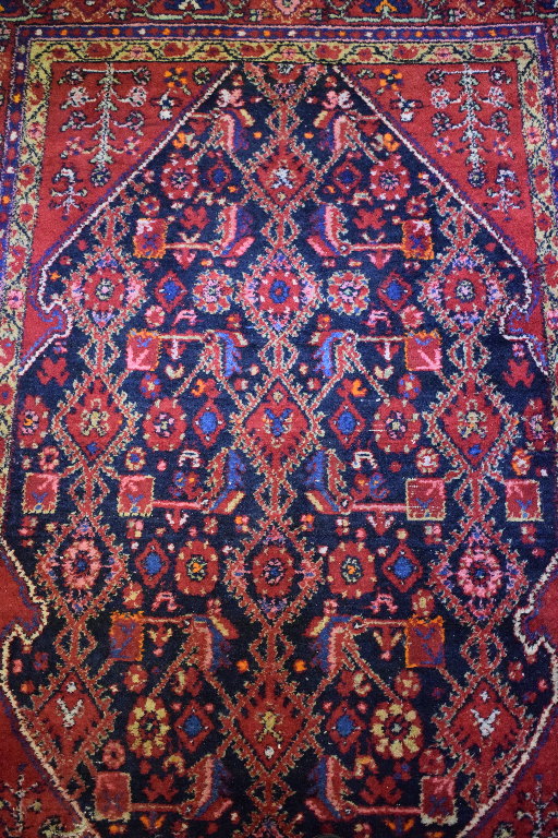 A Persian rug, decorated a central medallion on a red ground, within a multi border, - Bild 3 aus 4