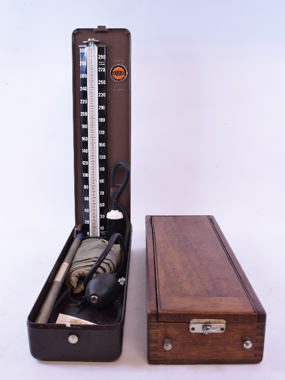 A Keeler ophthalmoscope, cased, a Watson & Sons 'Kima' microscope, cased, two sphygmonanometers, - Image 4 of 6