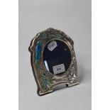 An Art Nouveau style silver photograph frame, 15.