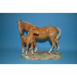 A Beswick Mare and Foal on Base, 2nd version, palomino, 953,