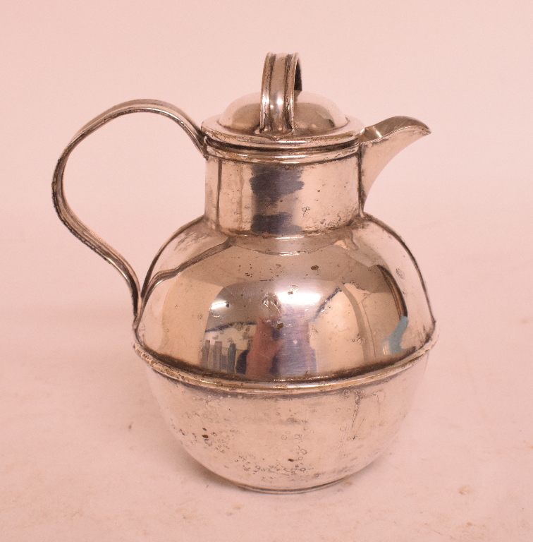 A silver three piece cruet, Birmingham 1931/32, a silver plated Jersey style milk jug, 12 cm high, - Bild 2 aus 3