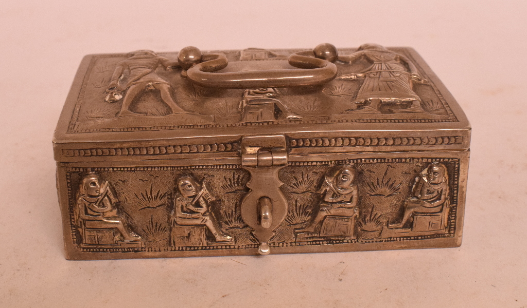 An eastern silver coloured metal table top cigarette box, 14.