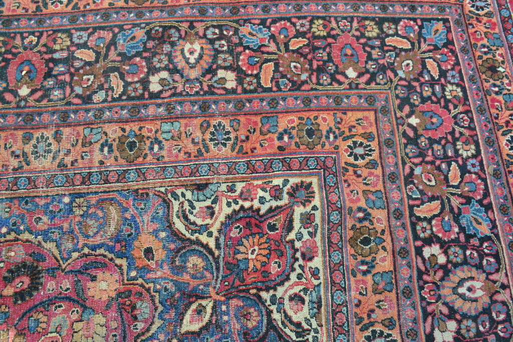 A Persian carpet, decorated a central floral medallion on a pink ground, within a multi border, - Bild 5 aus 7