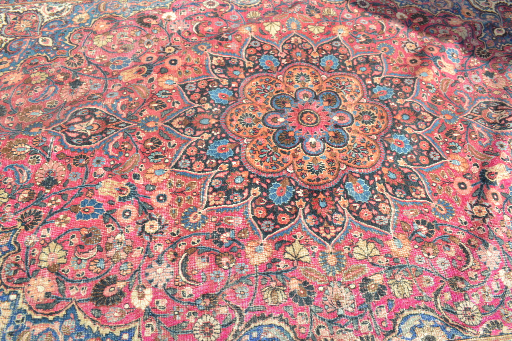 A Persian carpet, decorated a central floral medallion on a pink ground, within a multi border, - Bild 3 aus 7