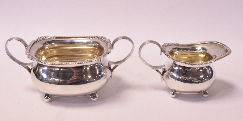 A Victorian silver two handled sugar bowl, and a matching silver cream jug, London 1900, approx. 11.