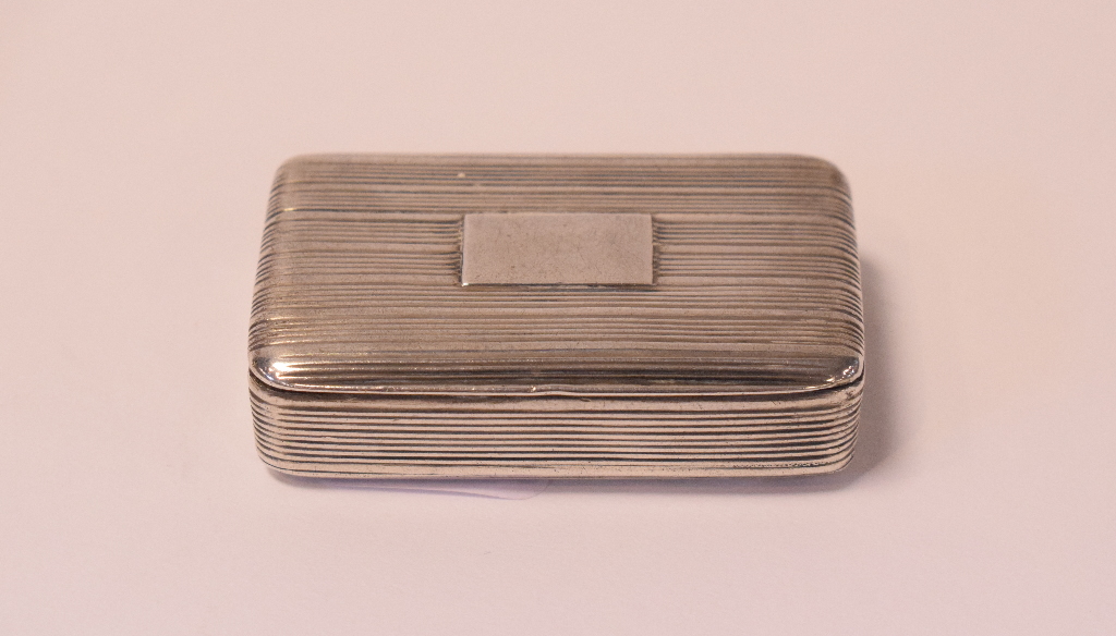 A George IV silver snuff box, Thomas Shaw, Birmingham 1825, approx. 1.