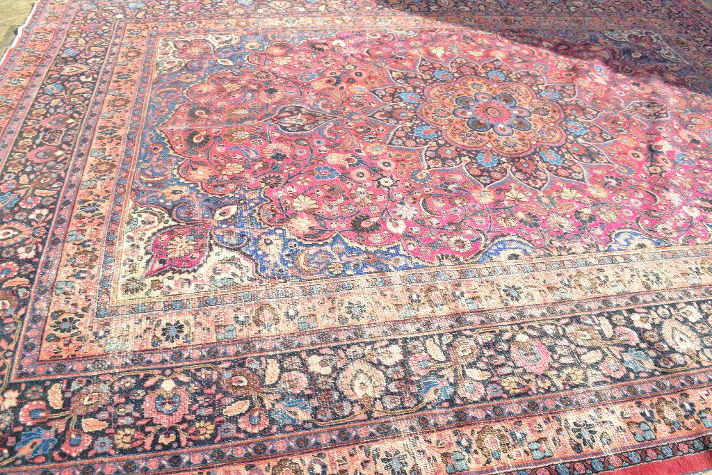 A Persian carpet, decorated a central floral medallion on a pink ground, within a multi border, - Bild 2 aus 7