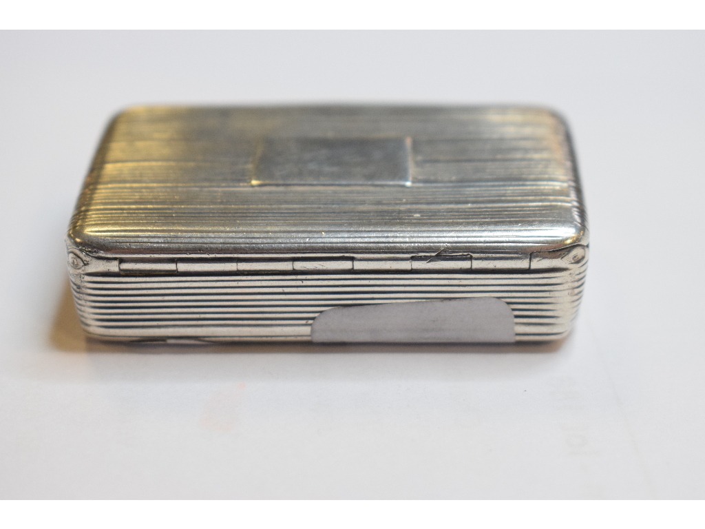 A George IV silver snuff box, Thomas Shaw, Birmingham 1825, approx. 1. - Image 3 of 6