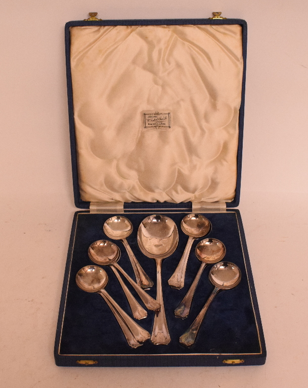 Six silver and mother of pearl fruit eaters, Sheffield 1858, including two later knives, - Bild 4 aus 5