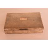 A silver tabletop cigarette box, Birmingham 1963, 14.