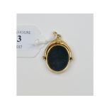 An 18ct gold spinning hardstone fob