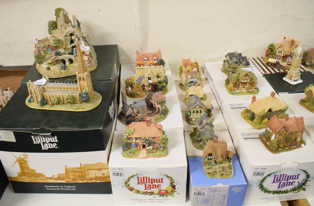 Thirty three Lilliput Lane groups, including Where Peaceful Water Flows, L2614, and Christmas Cake,