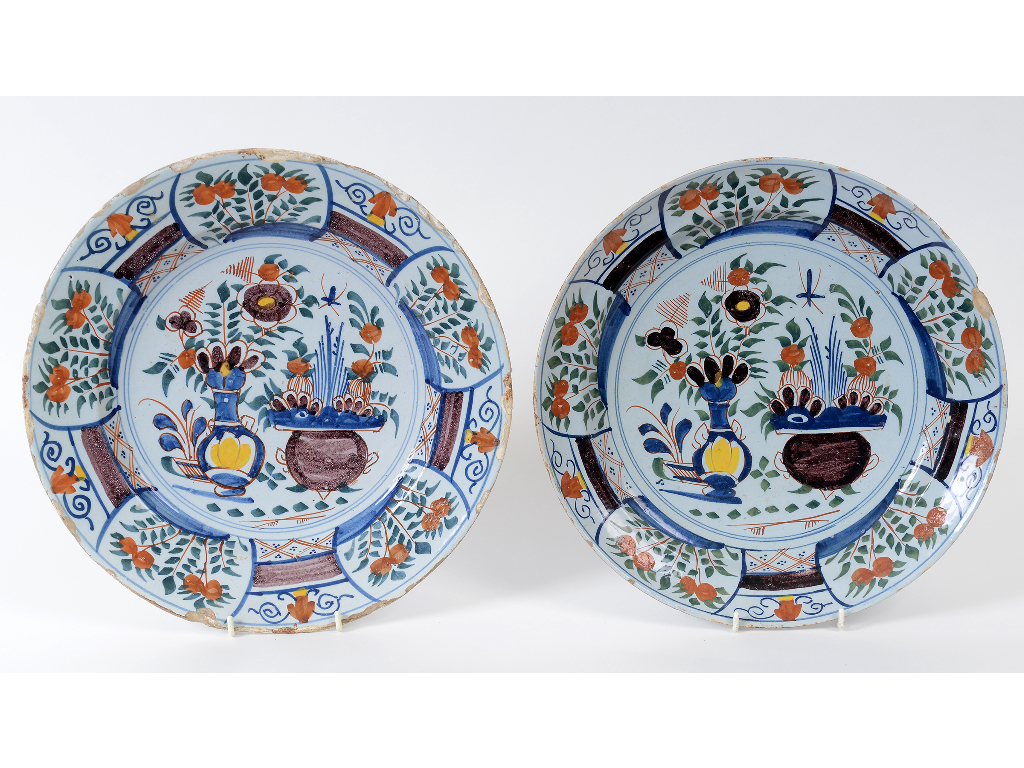 A Delft charger, decorated flowers in polychrome colours, 35.