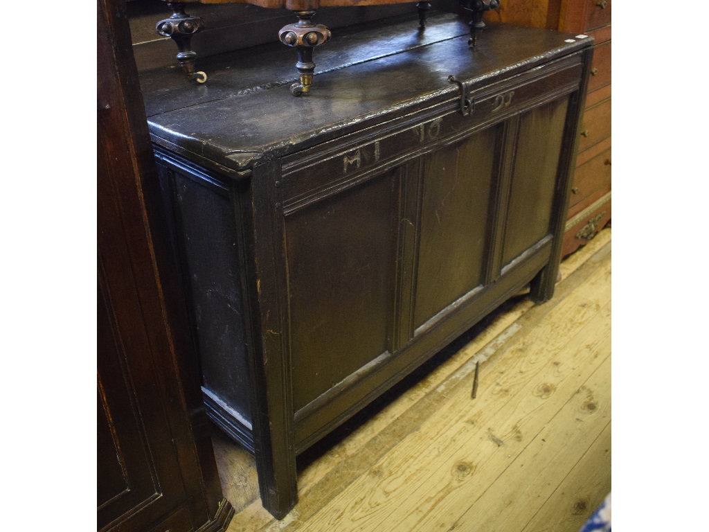 A 17th century oak coffer, 119 cm wide