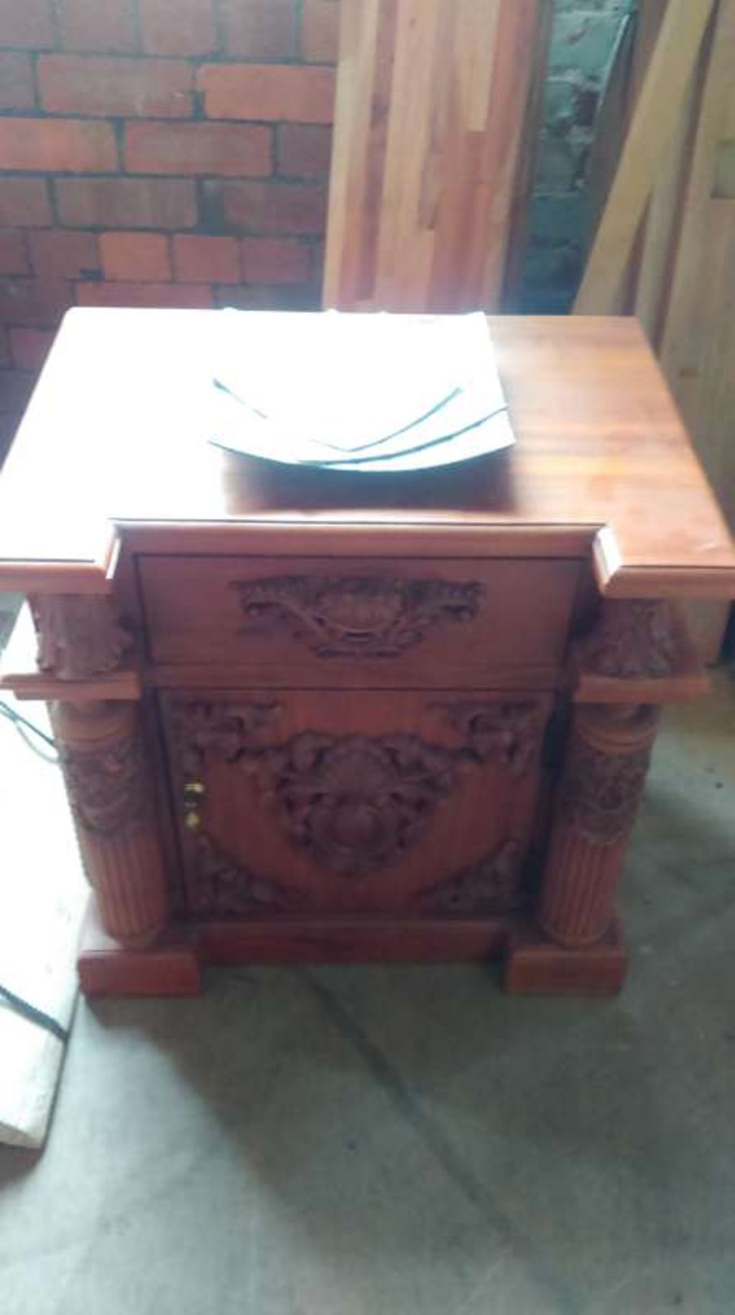 SOLID WOODEN HAND CARVED MAHOGANY COLOURED 2 DRAWER BEDSIDE TABLE 64X50X66 HIGH RRP £425