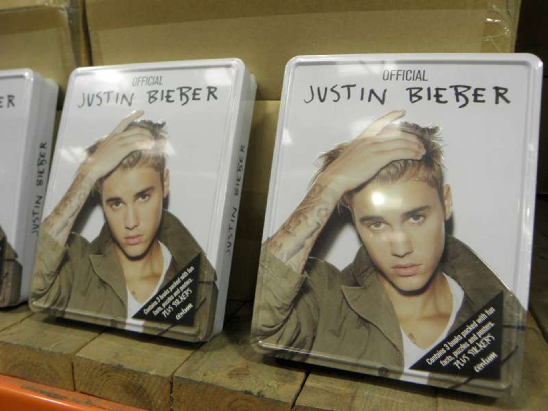100 X JUSTIN BIEBER GIFT TINS EACH TIN CONTAINS 3 BOOKS PACKED WITH FUN FACTS PUZZLES AND POSTERS IN