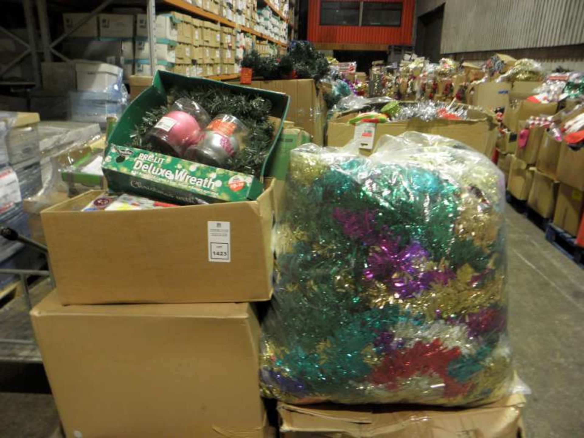 PALLET CONTAINING A LARGE QTY OF VARIOUS CHRISTMAS DECORATIONS