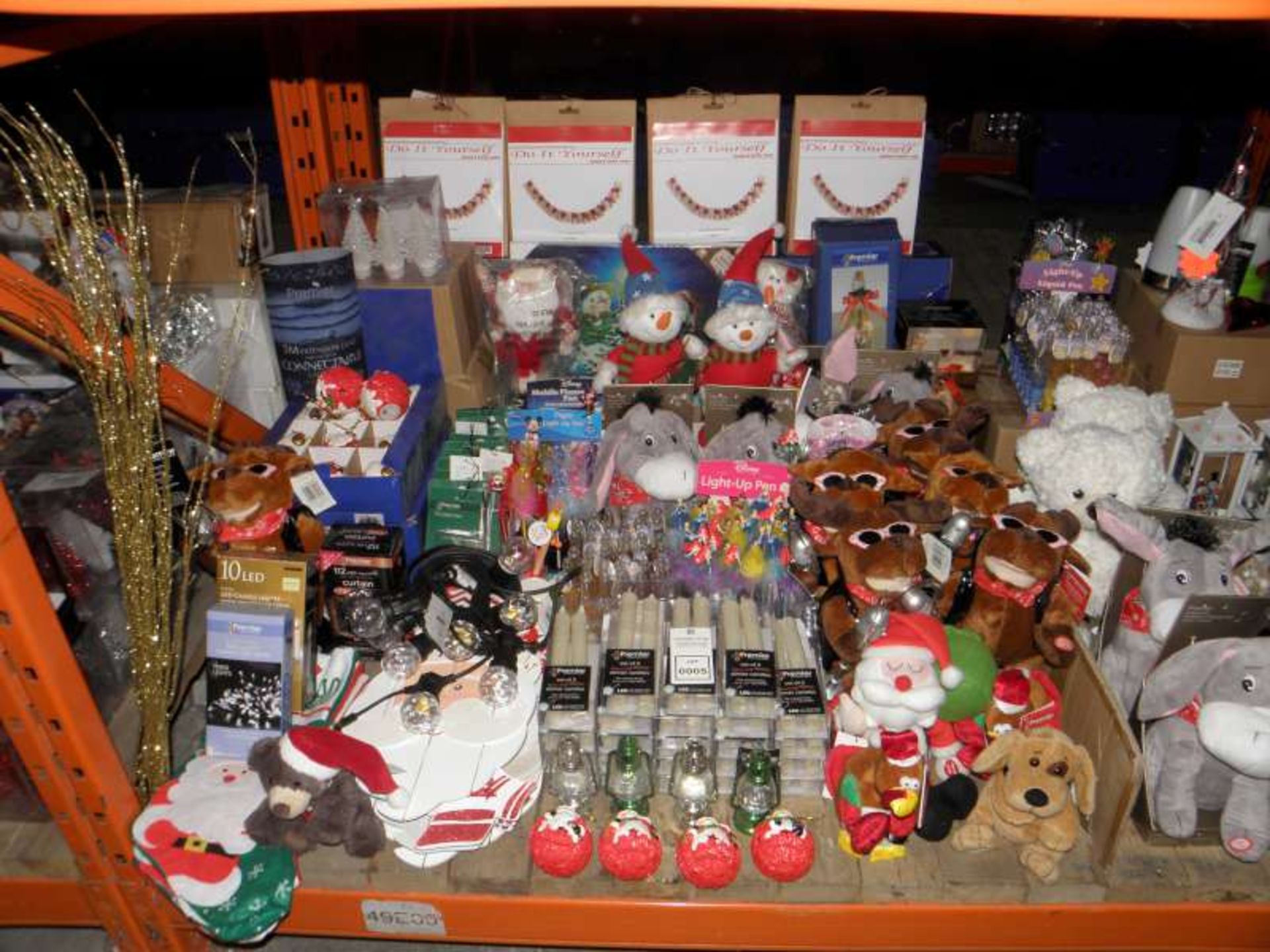 PREMIER CHRISTMAS LOT CONTAINING MUSICAL CHARACTERS, DANCING FLAME CANDLES, LIGHTS, BAUBLES, SNOW