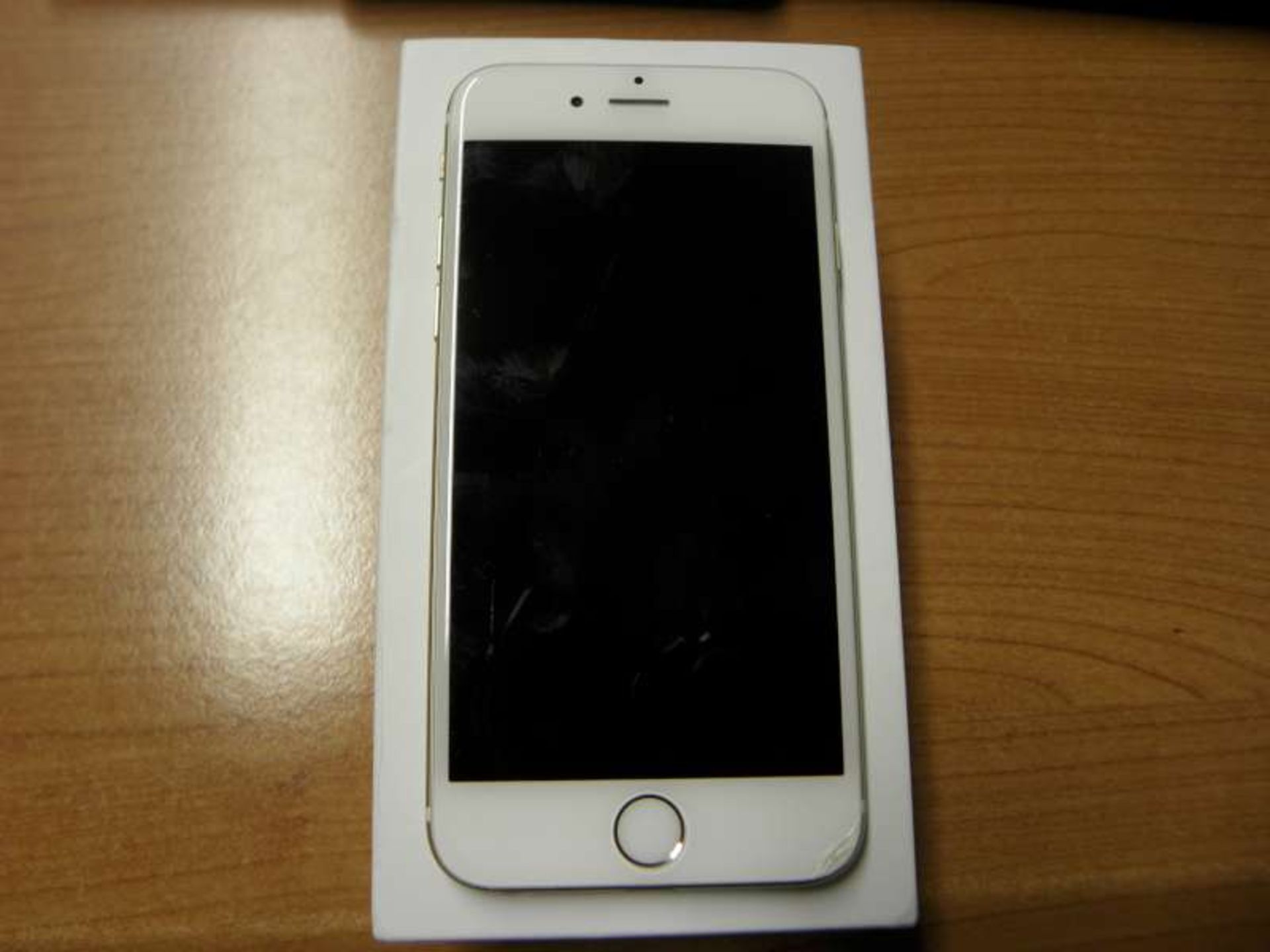 16 GB IPHONE 6 MODEL A1586 BOXED ( PLEASE NOTE SMALL CRACK IN CORNER OF SCREEN )