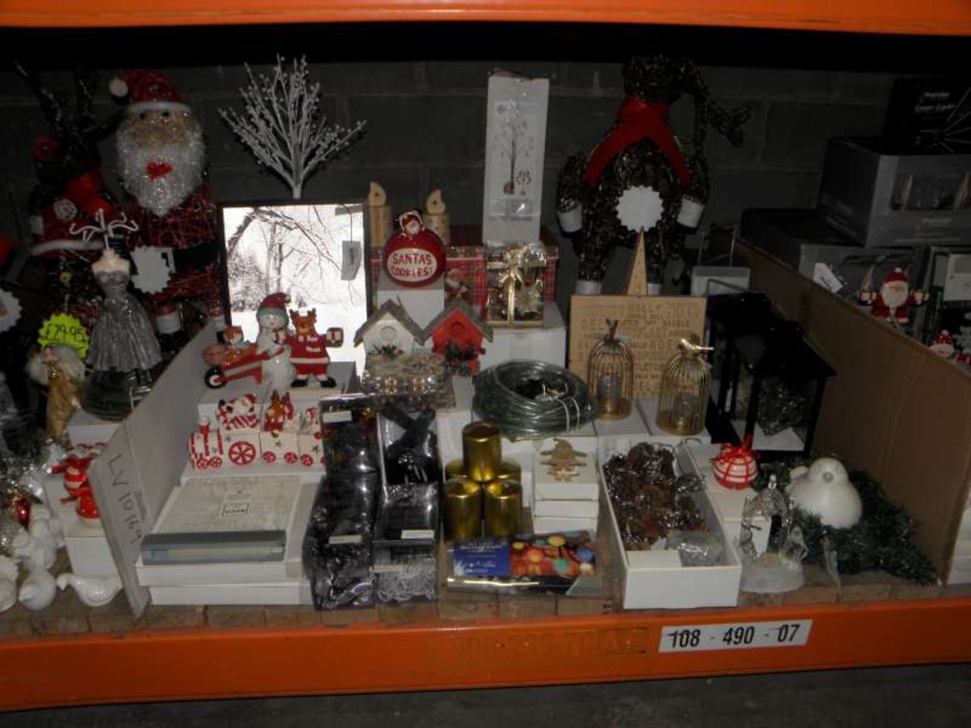 PREMIER CHRISTMAS LOT CONTAINING CANDLES, CANDLE HOLDERS, LANTERNS, BIRD HOUSE, LIGHTS, GIFT