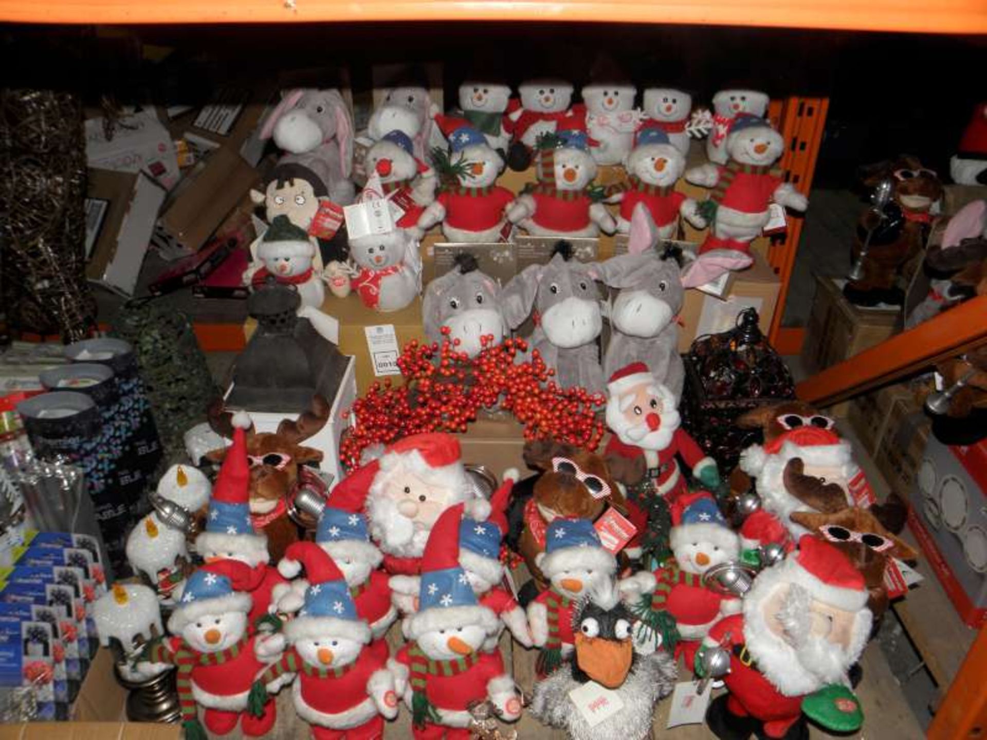 PREMIER CHRISTMAS LOT CONTAINING MUSICAL CHARACTERS, LANTERNS, SNOW GLOBES, HOLLY, ETC