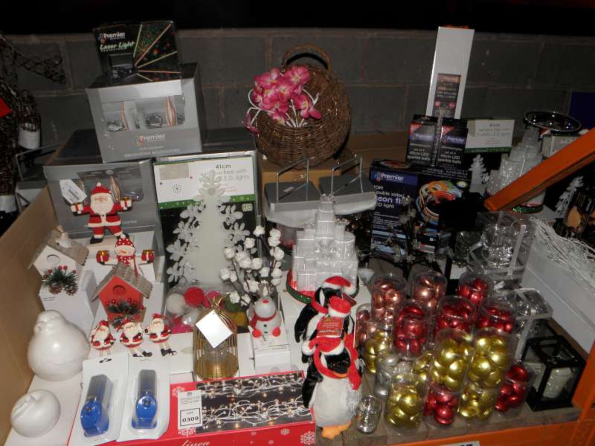 PREMIER CHRISTMAS LOT CONTAINING BEAD AND BERRY LIT GARLAND, ANIMATED CHARACTERS, CANDLES, ROPE