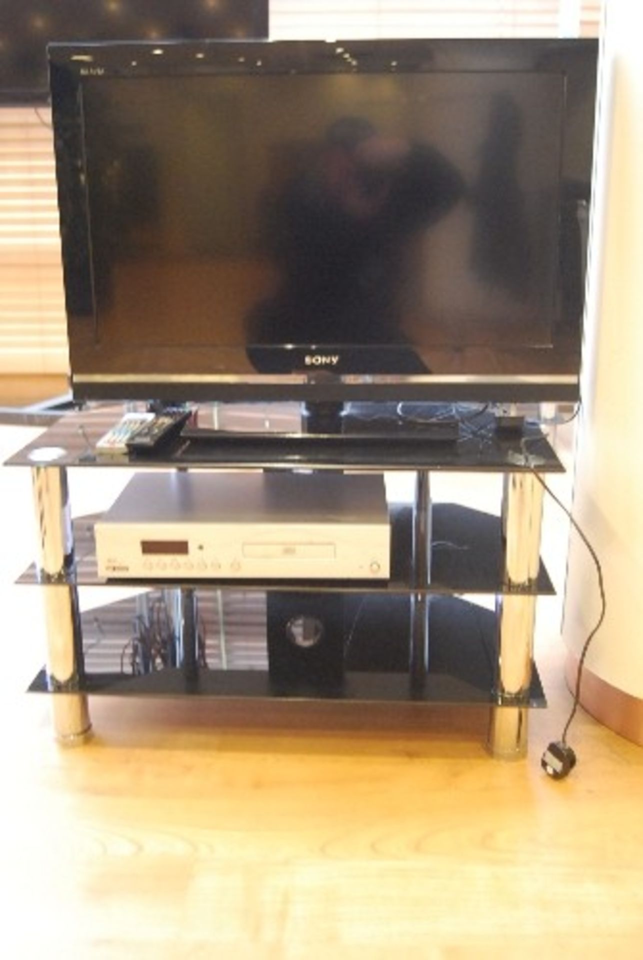 Sony Bravia KDL-32V5500 LCD television with acoustic solutions CD/DVD player and television table