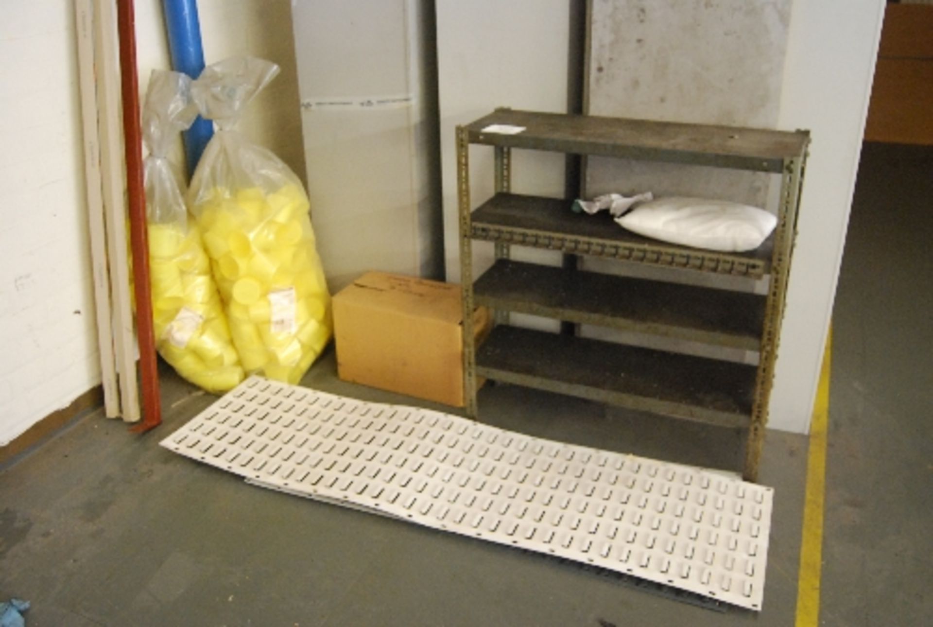 Steel rack Linbin wall rack, 2 bags of yellow plastic cups
