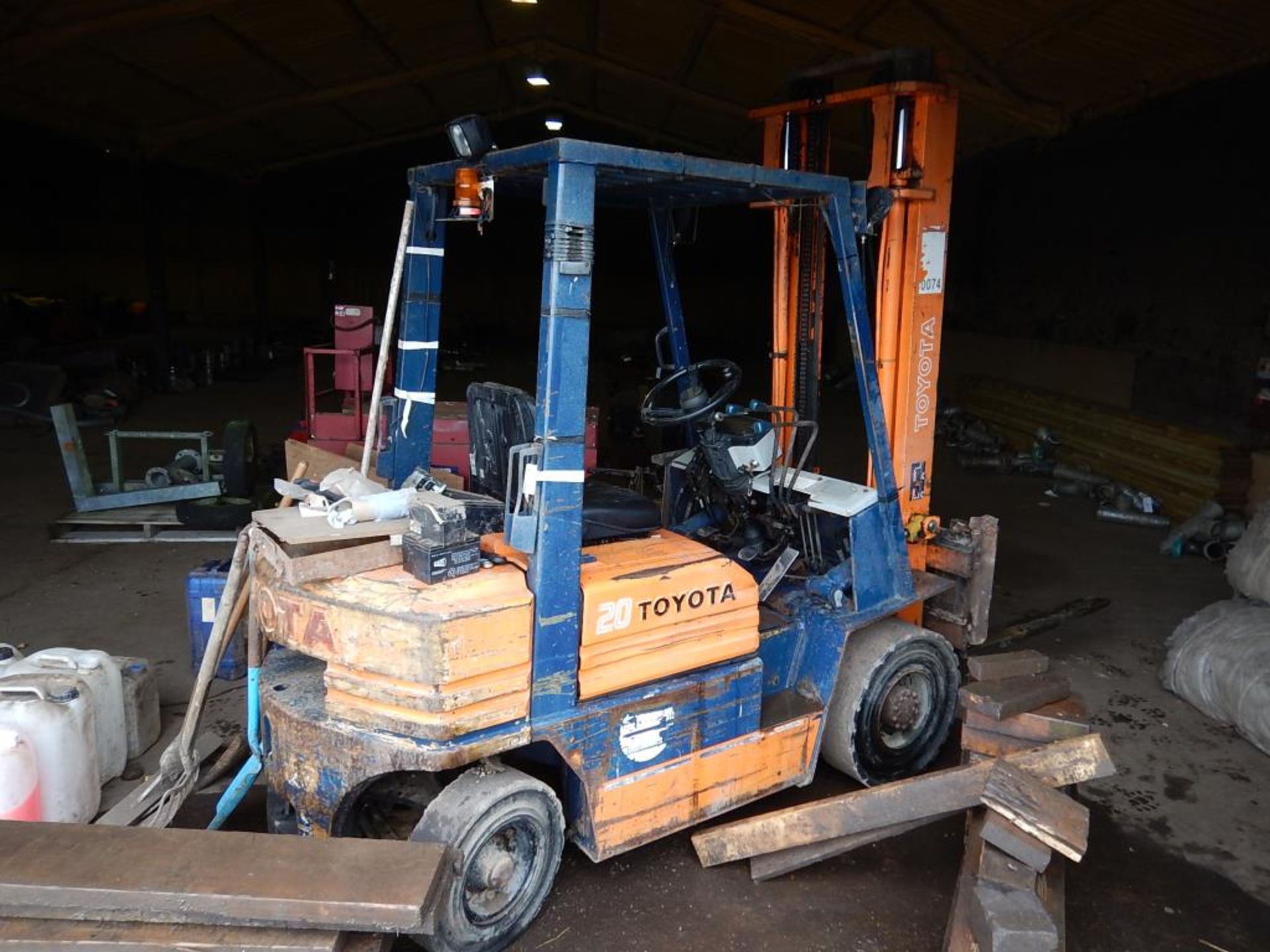 1988 Toyota 20 2stage fixed mast diesel forklift Serial No. 20640 Model No. 025FD20 Hours: 21,516
