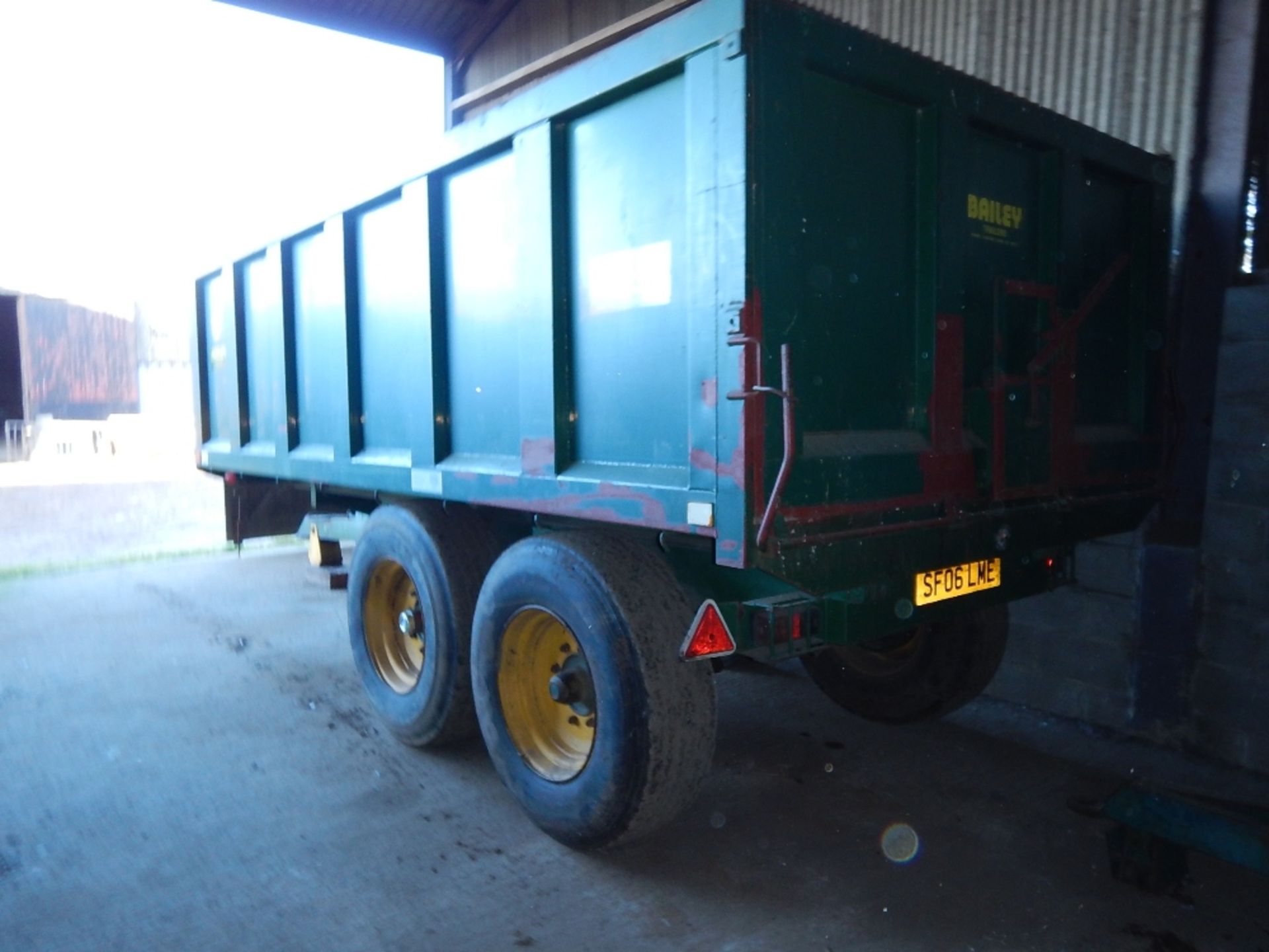 1994 Bailey 11tonne tandem axle steel monocoque tipping trailer with manual tailgate on 385/65R22. - Image 2 of 5