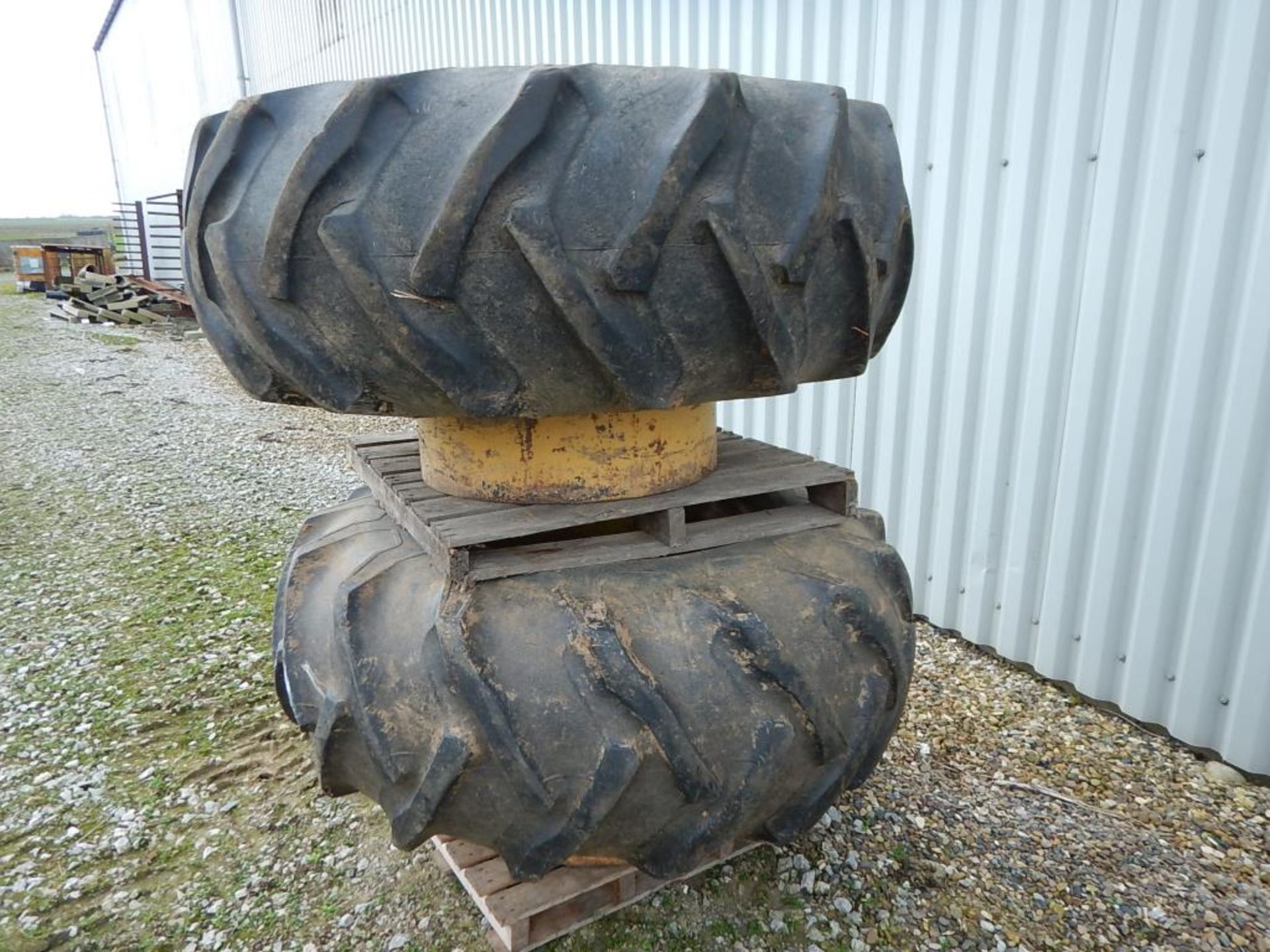 Pr. 23.1x30 dual wheels and tyres ex-New Holland TX