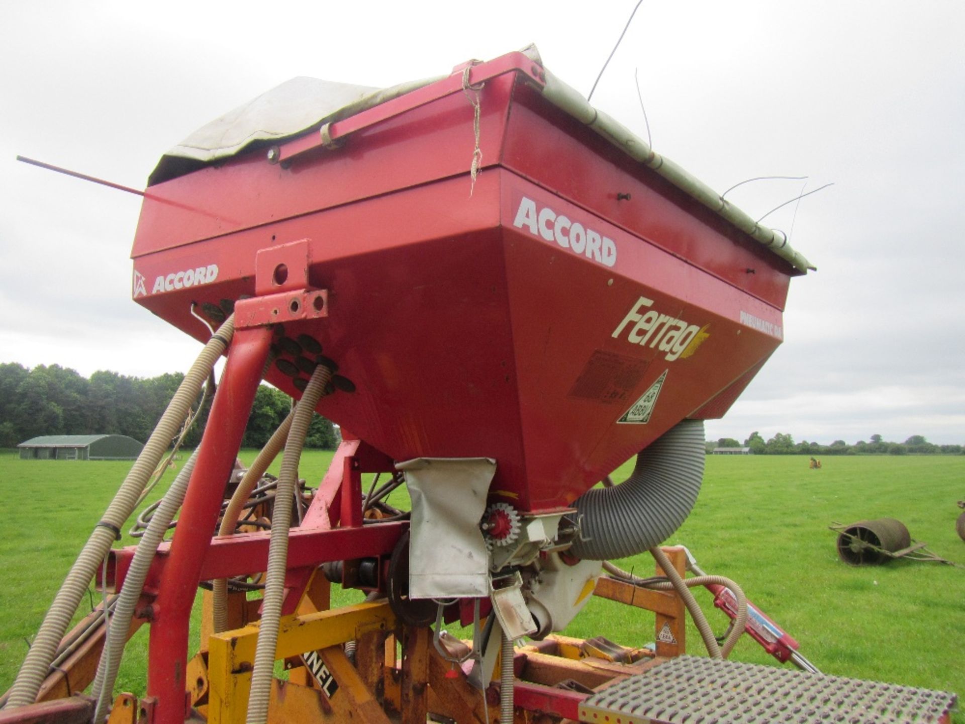 McConnel Shakaerator 9leg cultivator with hydraulic packer roller and Accord bean hopper/drill - Image 4 of 5