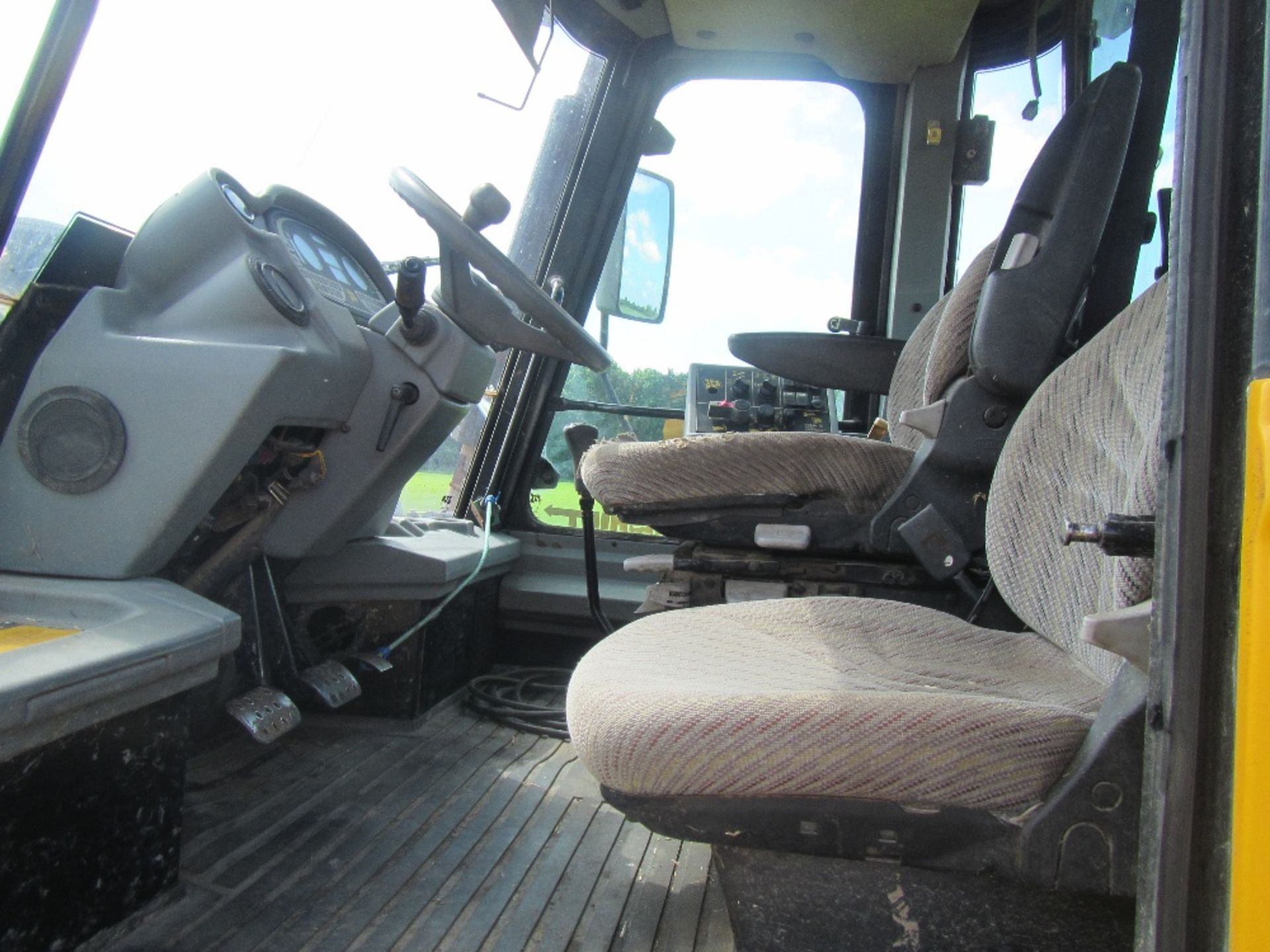 2001 JCB FASTRAC 3185 Smooth Shift TRACTOR fitted with front links Reg. No. Y984 TKO Serial No. - Image 8 of 11