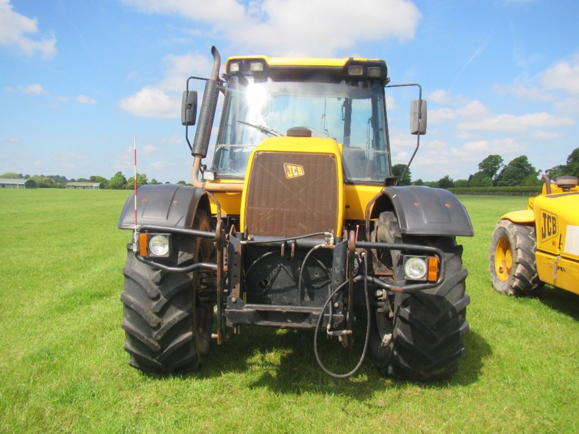 2001 JCB FASTRAC 3185 Smooth Shift TRACTOR fitted with front links Reg. No. Y984 TKO Serial No. - Image 2 of 11