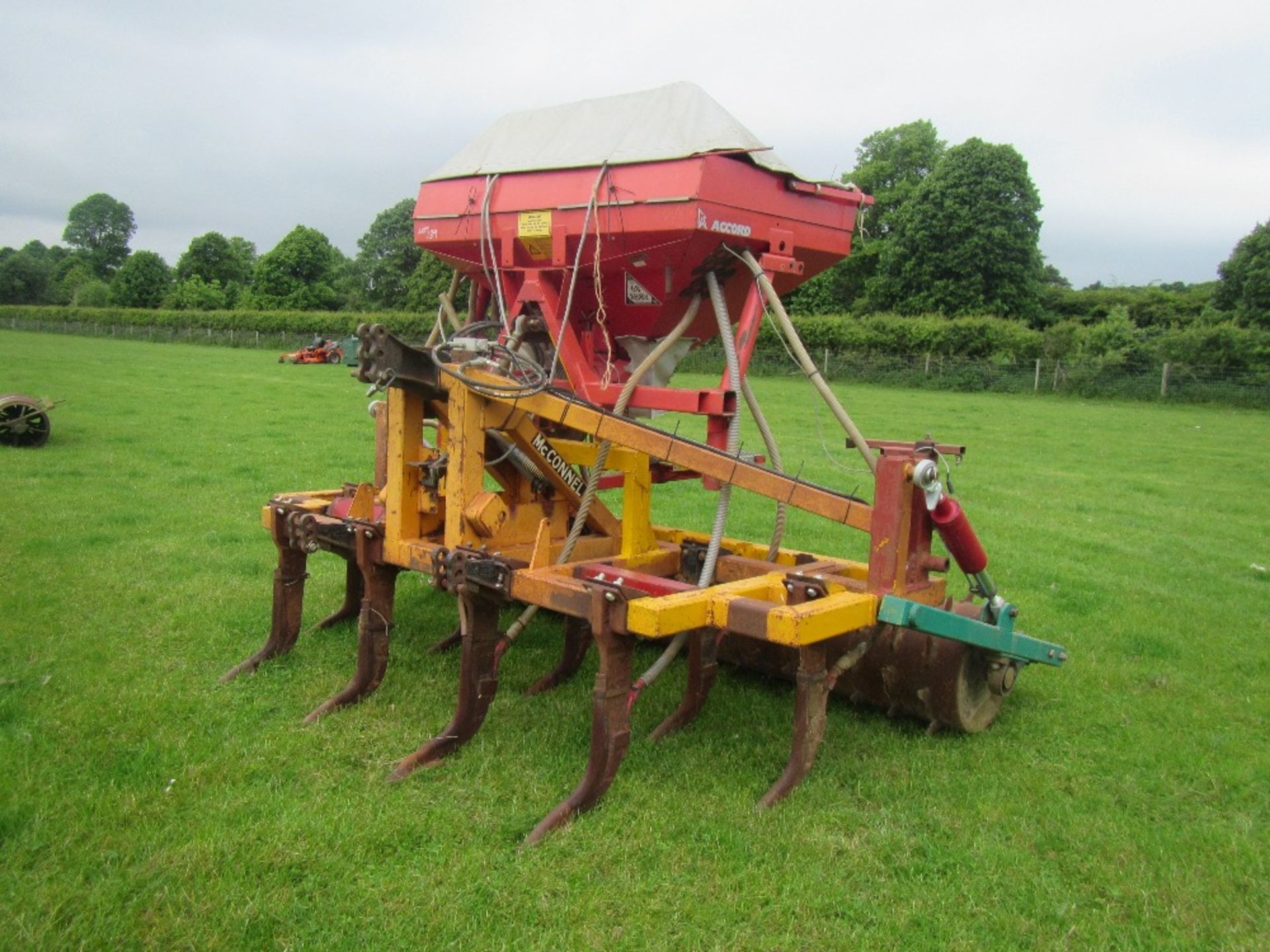 McConnel Shakaerator 9leg cultivator with hydraulic packer roller and Accord bean hopper/drill - Image 2 of 5