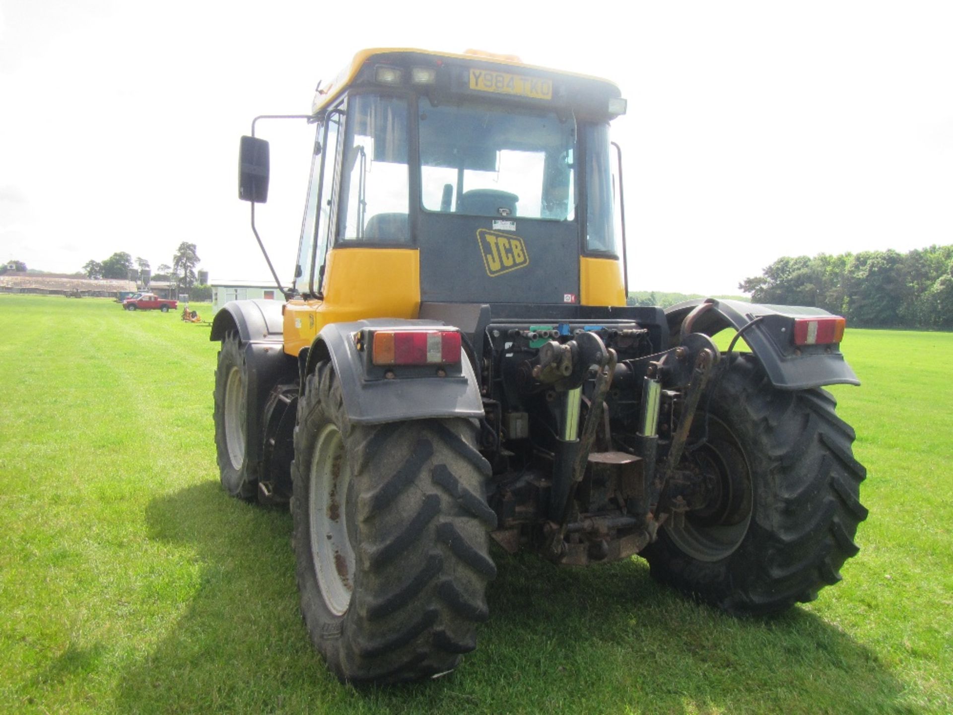 2001 JCB FASTRAC 3185 Smooth Shift TRACTOR fitted with front links Reg. No. Y984 TKO Serial No. - Image 4 of 11