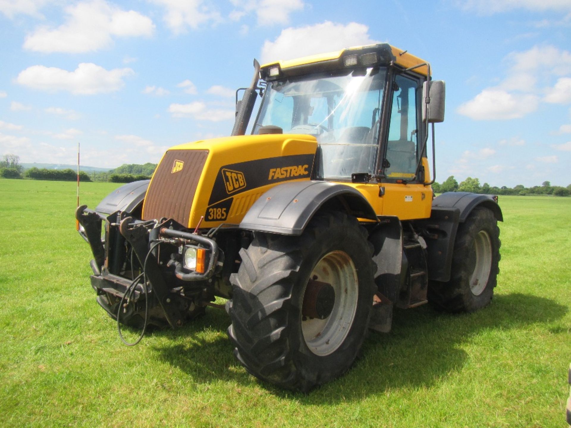 2001 JCB FASTRAC 3185 Smooth Shift TRACTOR fitted with front links Reg. No. Y984 TKO Serial No. - Image 3 of 11